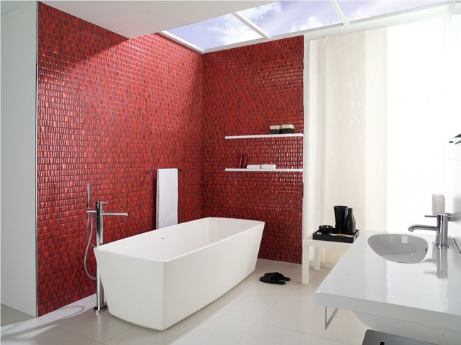 Bílá koupelna s červenými dlaždicemi je velmi relevantní kombinace