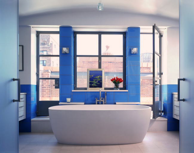 Spojení bílé a modré je dokonalým řešením pro ty, kteří milují chladné zimní interiéry