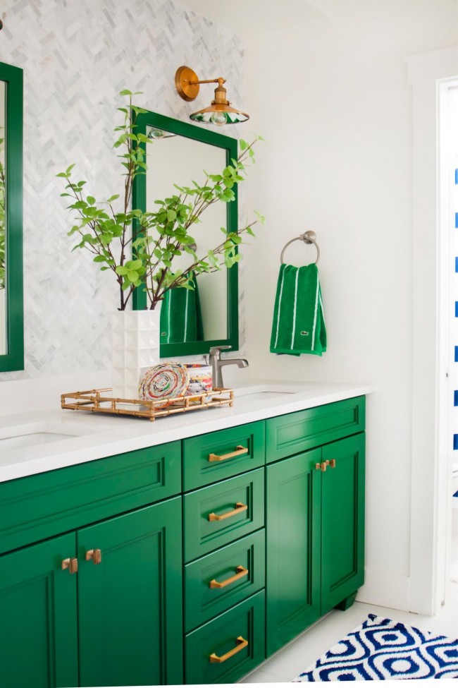 Bílá a zelená se perfektně prolíná v designu koupelny
