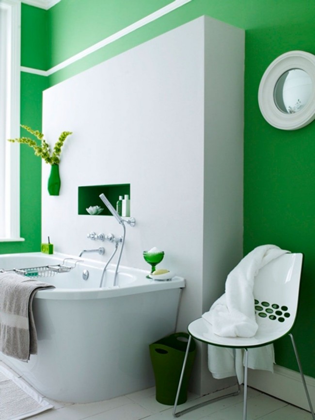 Radikální proměnu bílé koupelny barevnými doplňky není těžké.