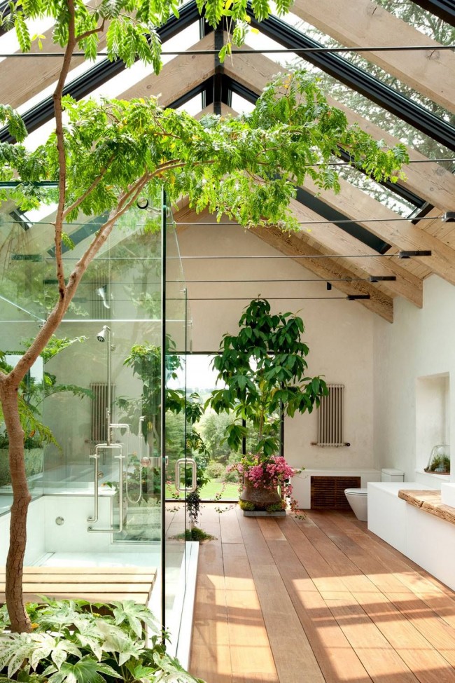 Chcete-li vytvořit koupelnu ve stylu SPA, jednoduše do jejího interiéru přidejte více živých rostlin, několik proutěných nebo dřevěných prvků.