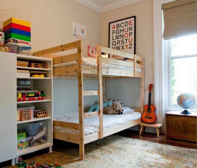 يعتبر السرير بطابقين وخزانة مشتركة للأغراض الشخصية مثالية للأولاد من جميع الأعمار.