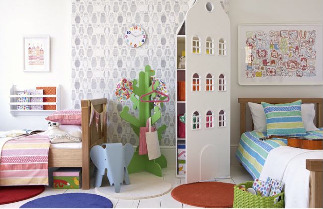 أطفال تصميم غرفة واحدة: تقسيم المساحة في غرفة الأطفال من جنسين مختلفين مع مجلس الوزراء لعبة جميلة على شكل منزل