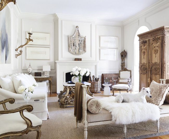 Provensálský nábytek do obývacího pokoje - sněhově bílé pohovky a křesla