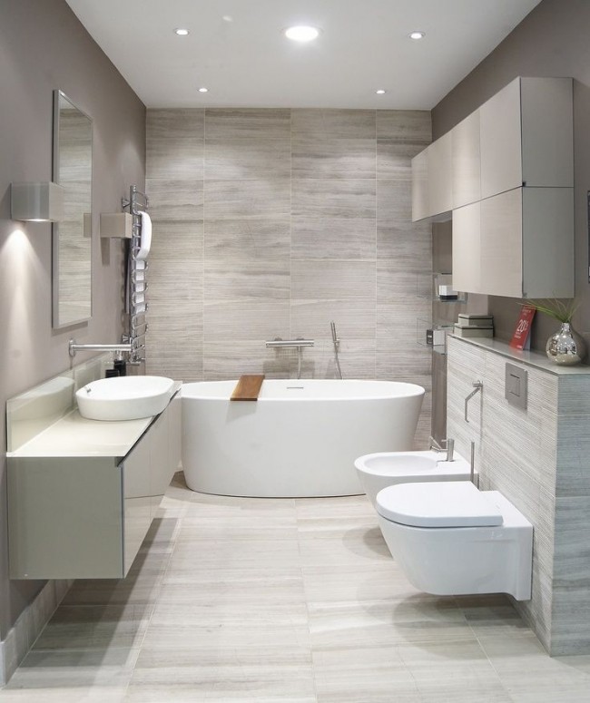 Badezimmer kombiniert mit einer Toilette, moderner Stil. Wandverkleidung -