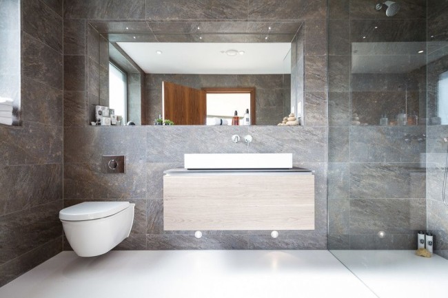 Eine Duschkabine aus Glas verleiht Ihrem Hygieneraum optisch mehr Platz