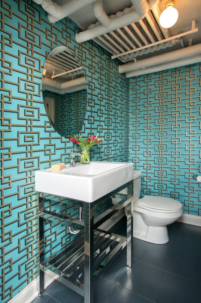 Türkisfarbene Tapeten im Inneren des Toilettenraums verleihen seinem Design Helligkeit und Frische.