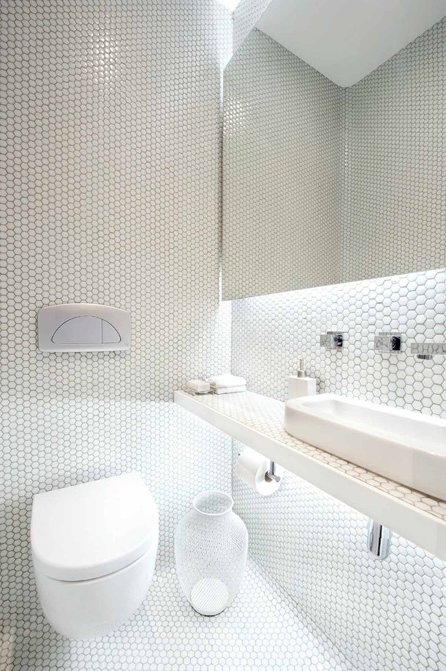 Minimalismus-Stil ist perfekt für einen kleinen Hygieneraum