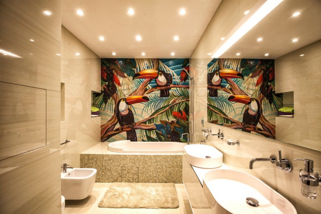 Ein wunderschönes Mosaikpaneel an der Wand eines Badezimmers in Kombination mit einer Toilette