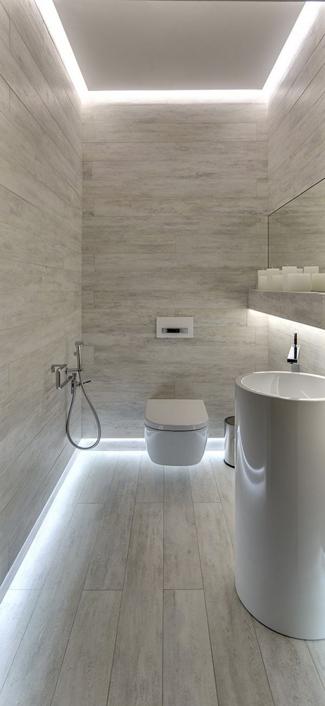 Kompakte Platzierung von Toilette und Dusche in einem kleinen Raum