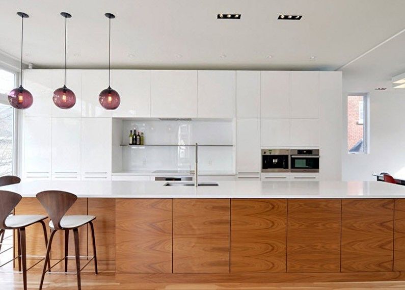 Кухня 8 кв.м. - комбинация от бял и дървен цвят