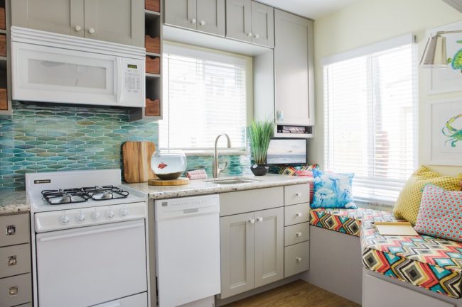 إذا كنت مالك مطبخ بمساحة صغيرة ، فلا يجب الانتباه إلى الصور النمطية التي يجب أن يكون المطبخ الصغير أحادي اللون. حتى المطبخ الصغير يمكن رسمه بألوان زاهية وتنفيذها بأسلوب ما.