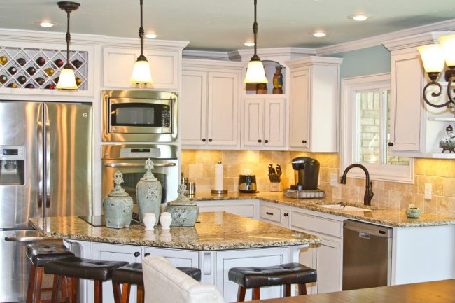 يجب أن يكون المطبخ مضاء جيدًا وإذا لم يكن هناك إضاءة طبيعية كافية ، فيمكنك استخدام أكبر عدد ممكن من المصابيح أو الثريات.