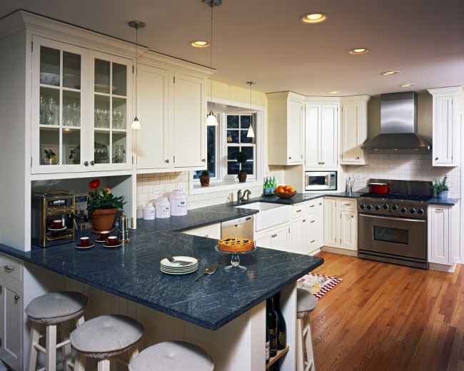 Pohodlná studiová kuchyň se zářivou tmavě modrou mramorovou deskou