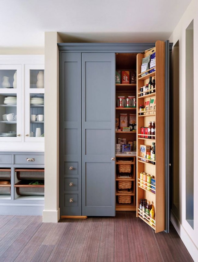 Pohodlná a prostorná šatní skříň ve stejném stylu jako kuchyňská linka s dalšími zásuvkami na potřebné drobnosti