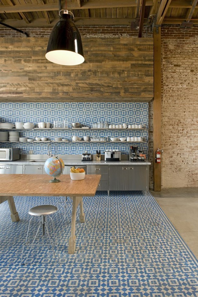 Velmi odvážné řešení pro zónování studiové kuchyně, ve které je kuchyňský prostor zvýrazněn originálními ozdobnými dlaždicemi