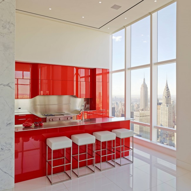 Jasně červená sada zdůrazňuje pracovní prostor kuchyňského studia