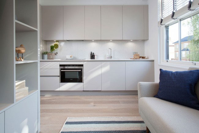Nábytek vyrobený z přírodních materiálů dodává interiéru kuchyňského studia lehkost a vzdušnost