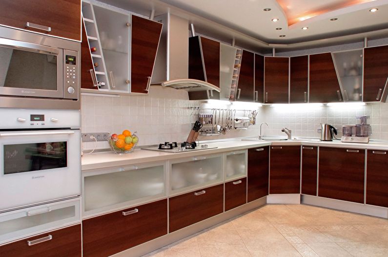 Moderní hnědá kuchyně - interiérový design