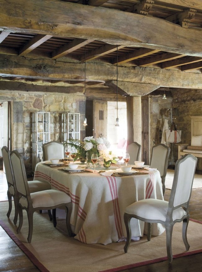 Plátěný pruhovaný ubrus - jeden z charakteristických rysů stylu Provence