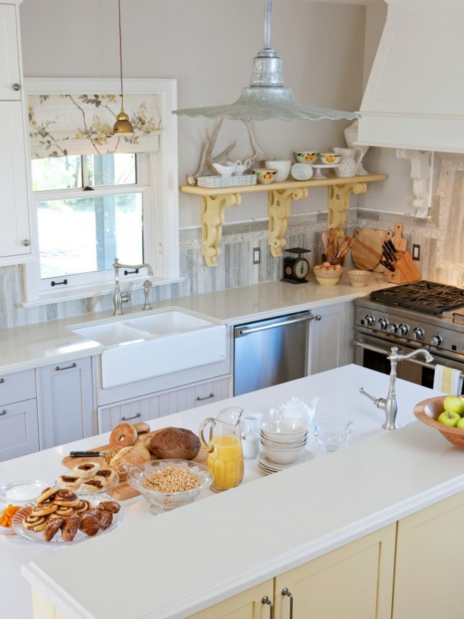 Jednoduchá funkční bílá kuchyně s několika provensálskými dekoracemi