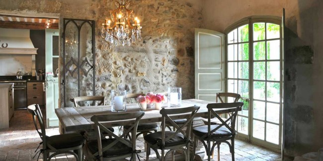 Styl Provence dobývá svou půvabnou rustikální chutí. Oceníte krásu zdiva z přírodního kamene v interiéru kuchyně venkovského domu