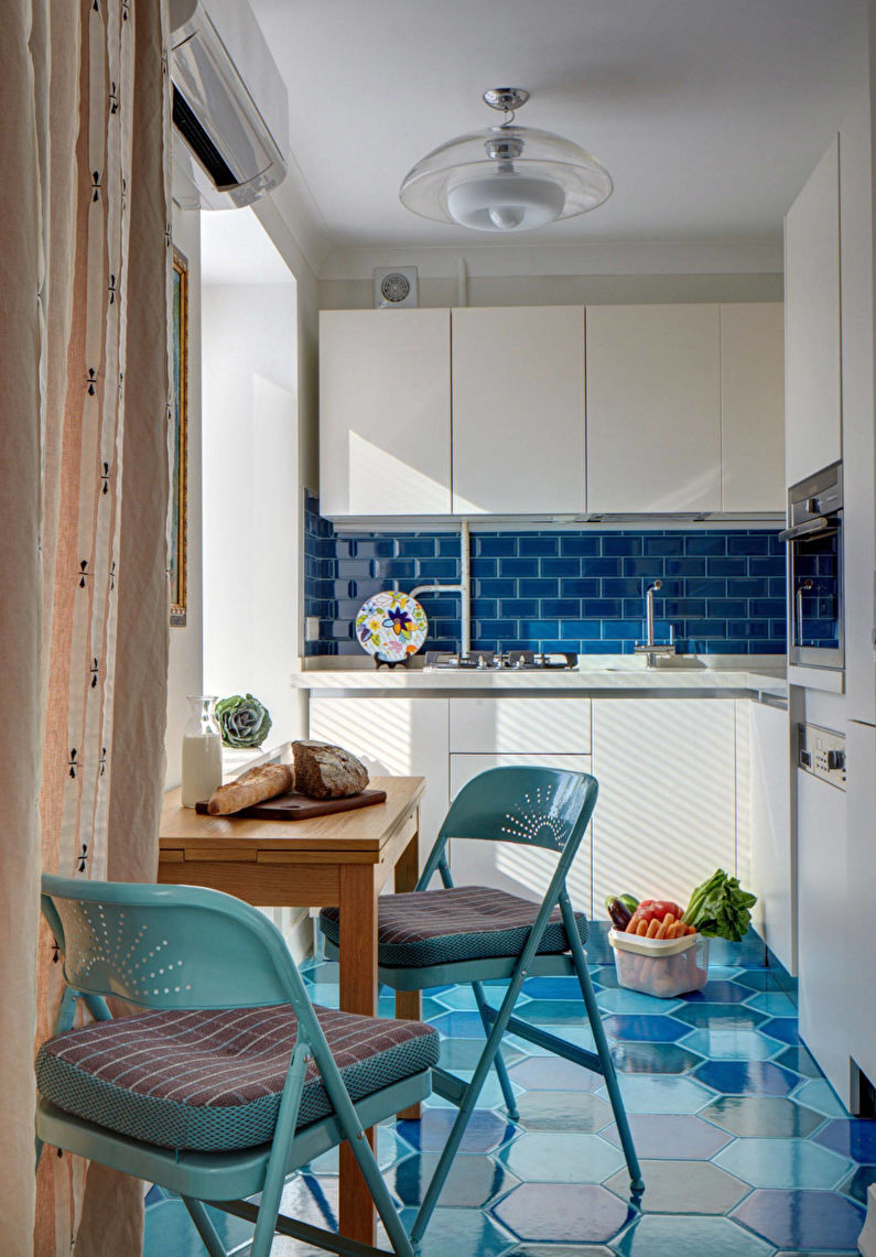 Innenarchitektur einer kleinen Küche - Foto