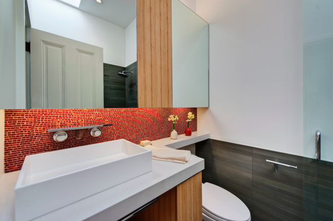 Červená mozaika v designu zástěry do koupelny