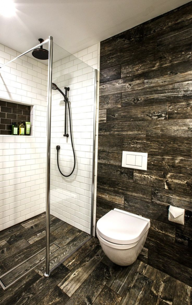 Krásná kombinace dřeva a keramických dlaždic v designu sanitární místnosti