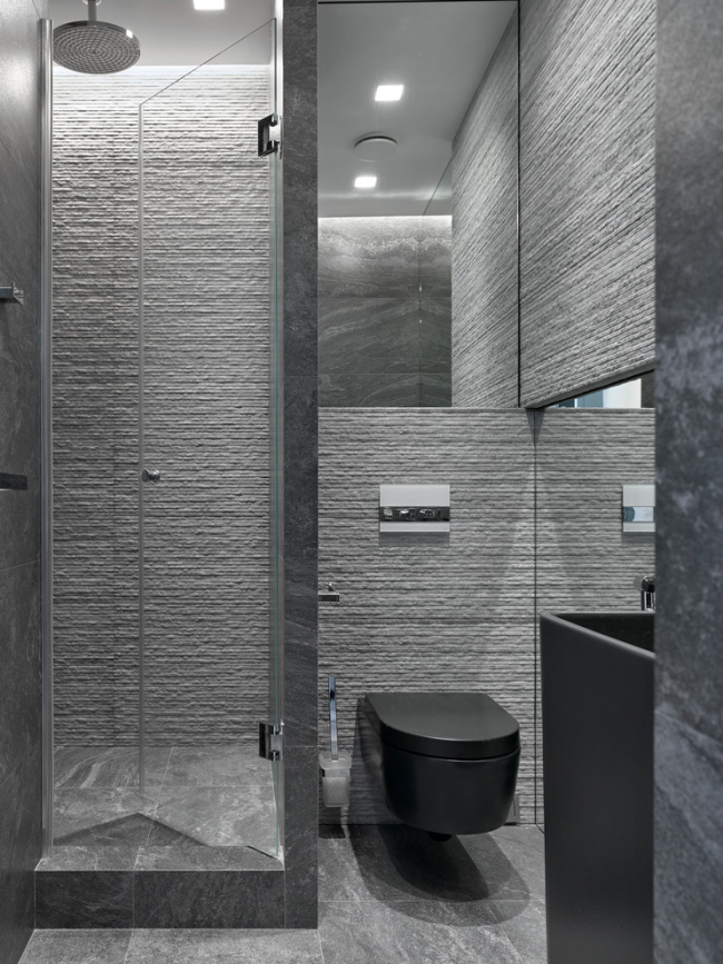 Elegantní design koupelny v odstínech šedé