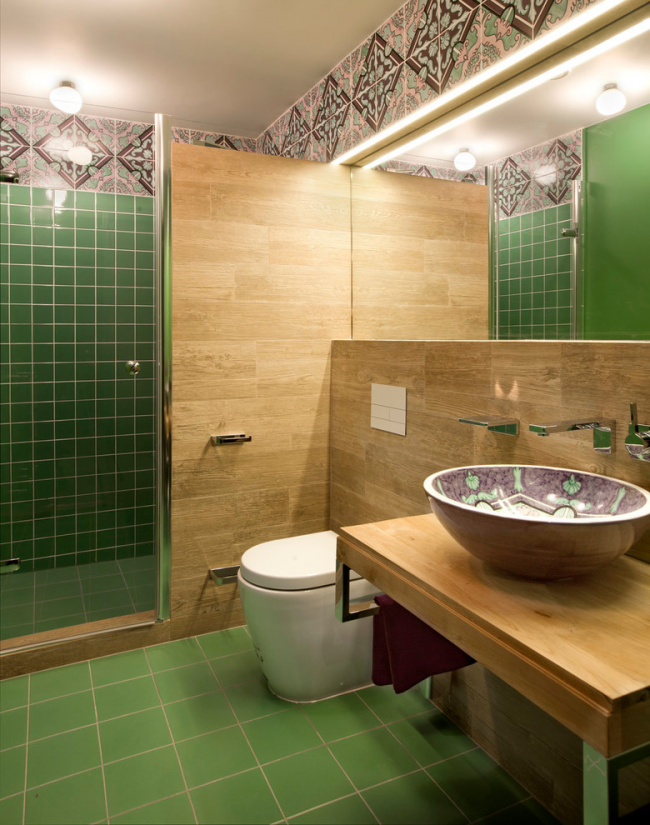 Dokonalá kombinace keramického dřezu a povrchové úpravy dřeva v interiéru hygienické místnosti