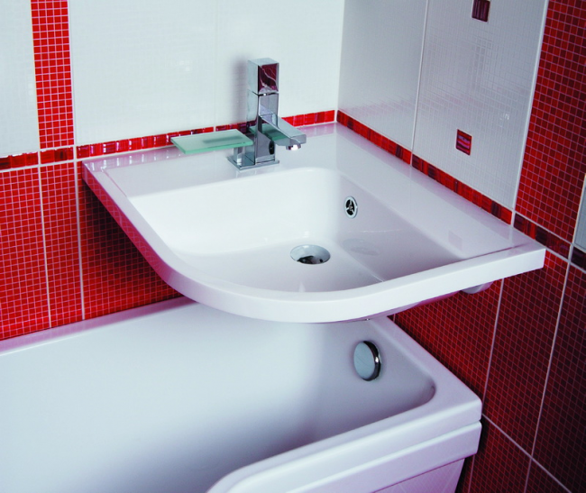 Pokud je vaše koupelna malá, umyvadlo může být umístěno nad vanou.