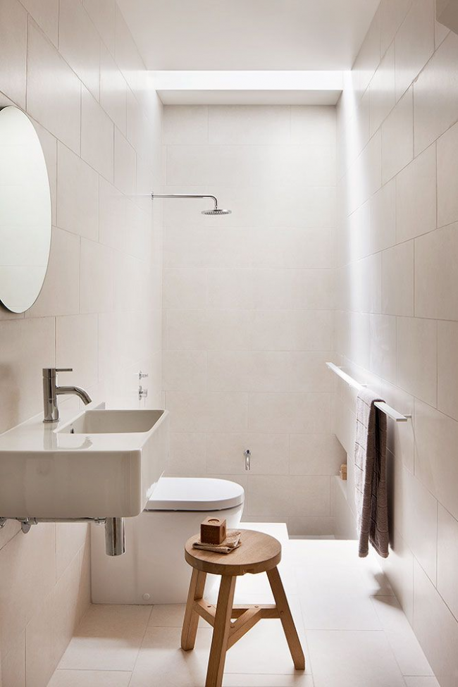 Koupelna kombinovaná s toaletou, ve stylu minimalismu