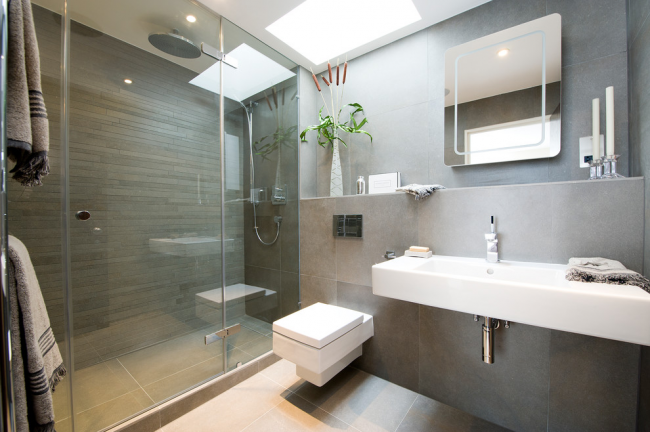 Instalatérská zařízení obdélníkových tvarů v interiéru koupelny v moderním stylu