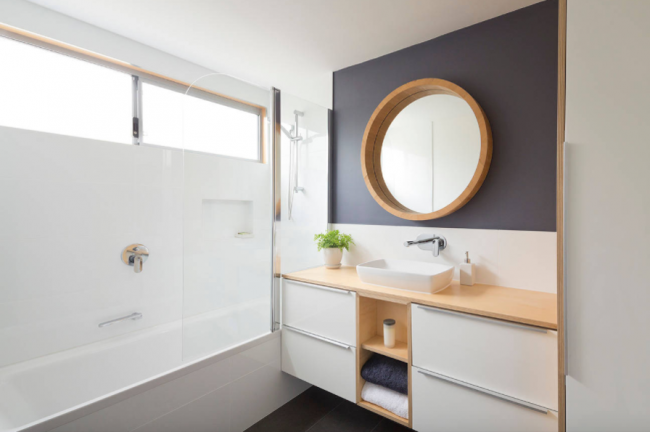 Moderní koupelnové zařízení s designovými koupelnovými doplňky od společnosti Geberit