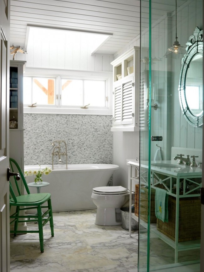 Koupelna v soukromém domě: strop s oknem, obložený šindelem