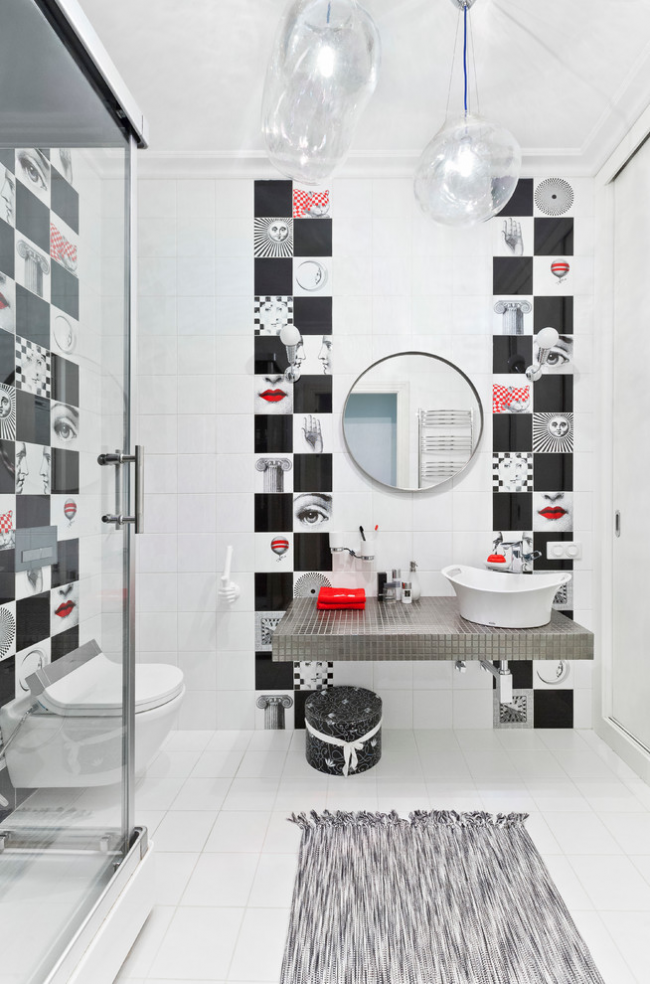 Malý design koupelny v černé barvě s červenými akcenty