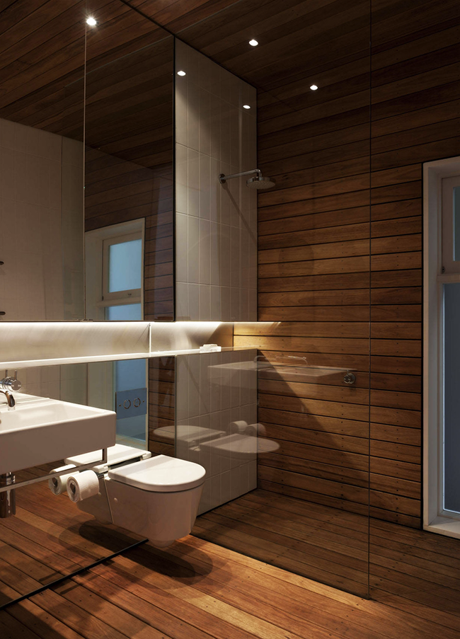 Dřevěná úprava v koupelnovém designu vypadá velmi krásně