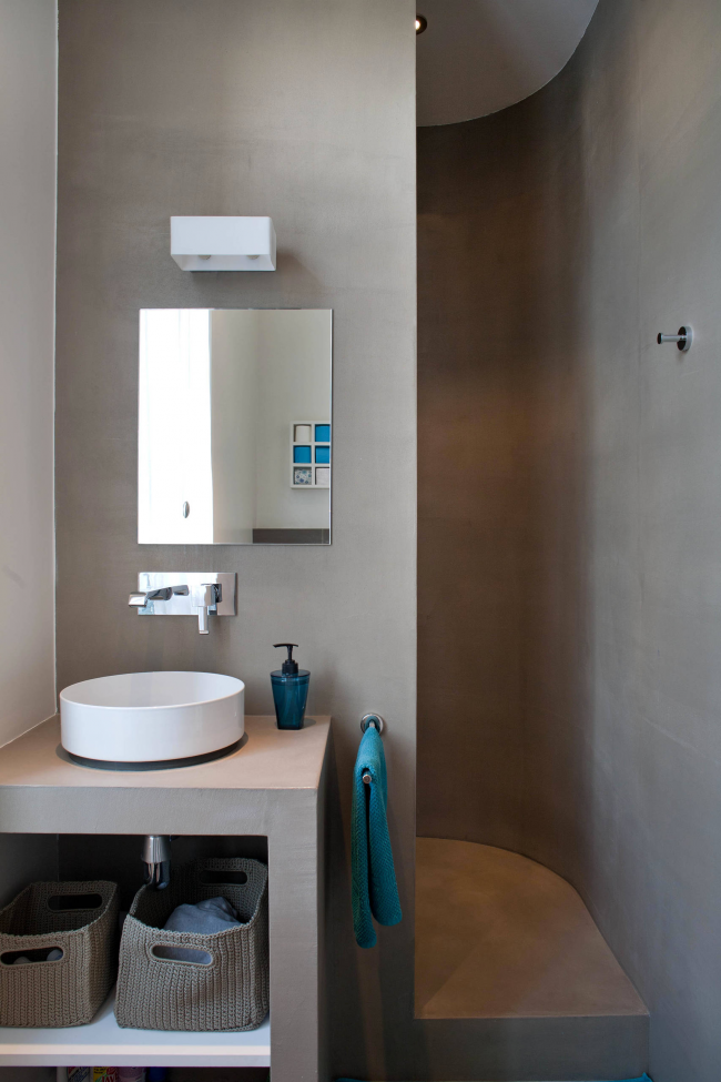 Zajímavé umístění sprchového koutu v designu malé koupelny