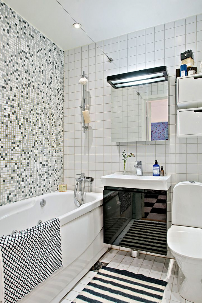 Mozaika ve výzdobě interiéru koupelny v bílé barvě