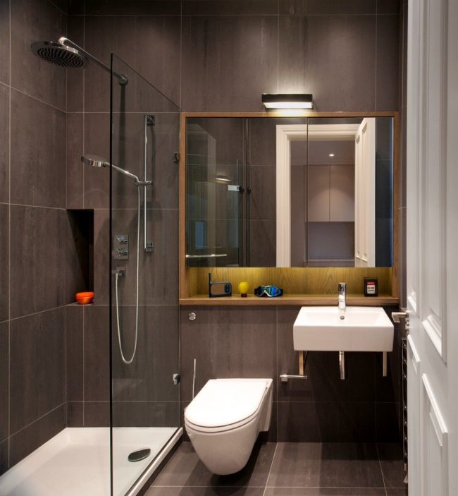 За малка баня на едностаен апартамент, душ кабина вместо баня ще бъде по-предпочитана.