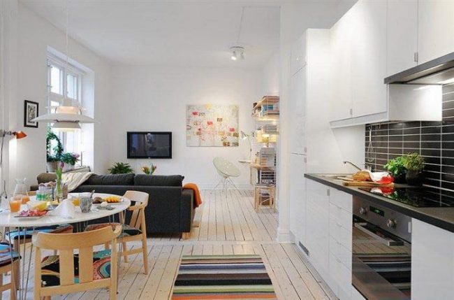 Кухня-студио с преобладаване на бяло