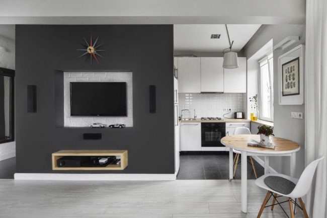 Стилен дизайн на кухненско студио в сиви и бели тонове