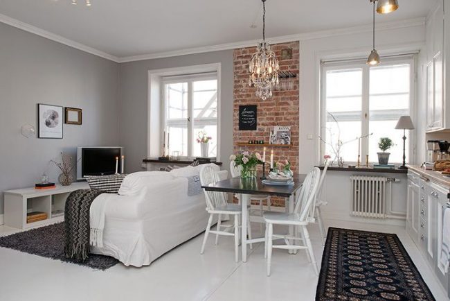 Ярка и стилна студийна кухня е добър начин да спестите пари и визуално да увеличите пространството на малък апартамент.