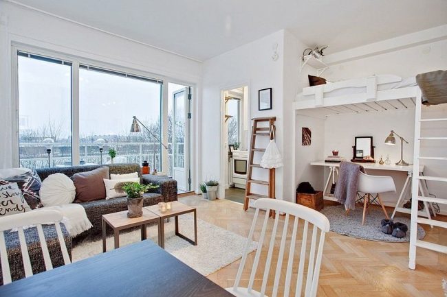 Скандинавски стил в дизайна на едностаен апартамент със спално място под тавана