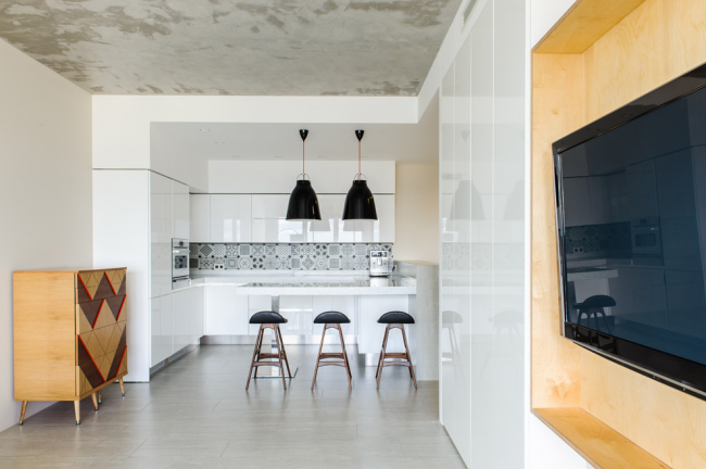 ستساعد التشطيبات المختلفة لسقف المطبخ وغرفة المعيشة على فصلهما بصريًا عن بعضهما البعض.