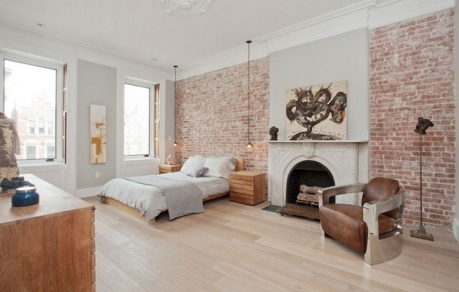 Светла стая, използваща няколко стила, липсата на килими на пода визуално увеличава стаята