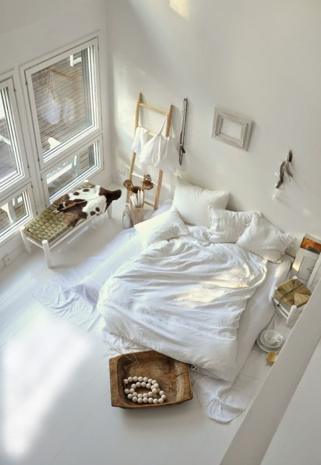 Етно - спалня в класически бял цвят.