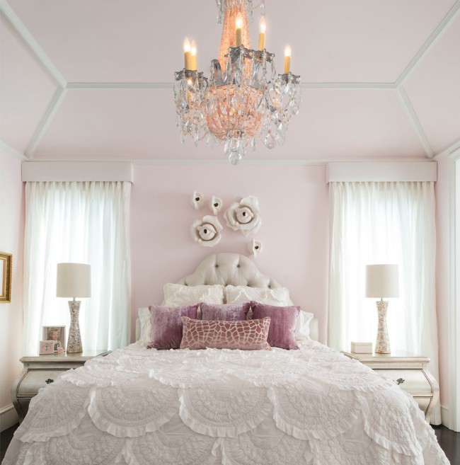 Деликатна и романтична спалня.