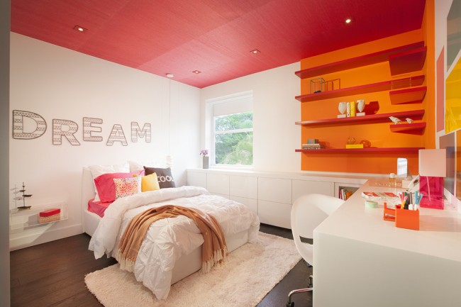 Високотехнологична спалня в ярки цветове